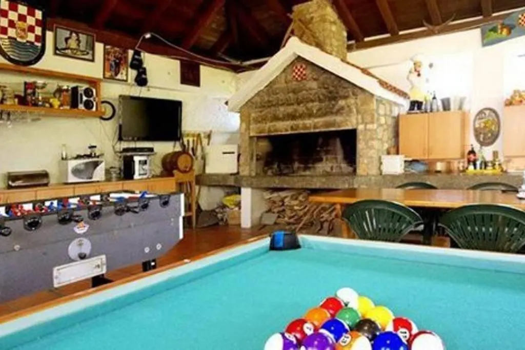 Apartment In Preko With Terrace, Air Conditioning, Wifi, Washing Machine 0*,